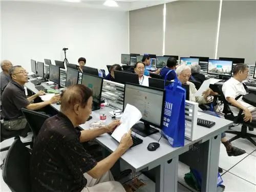 吳中區(qū)圖書館第12期“愛老扶老”公益培訓(xùn)活動(dòng) 助老年讀者輕松玩轉(zhuǎn)電腦與手機(jī)